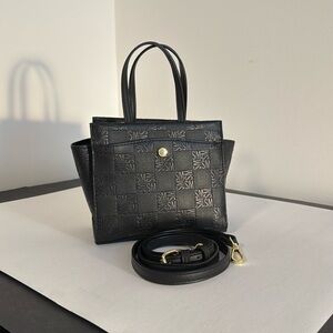 Classic luxury bag, cross body or shoulder with many internal pockets.